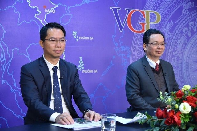 GS.TS. Hoàng Văn Cường và Phó Tổng Giám đốc Ngân hàng TP Bank Nguyễn Việt Anh - Ảnh: VGP/Quang Thương