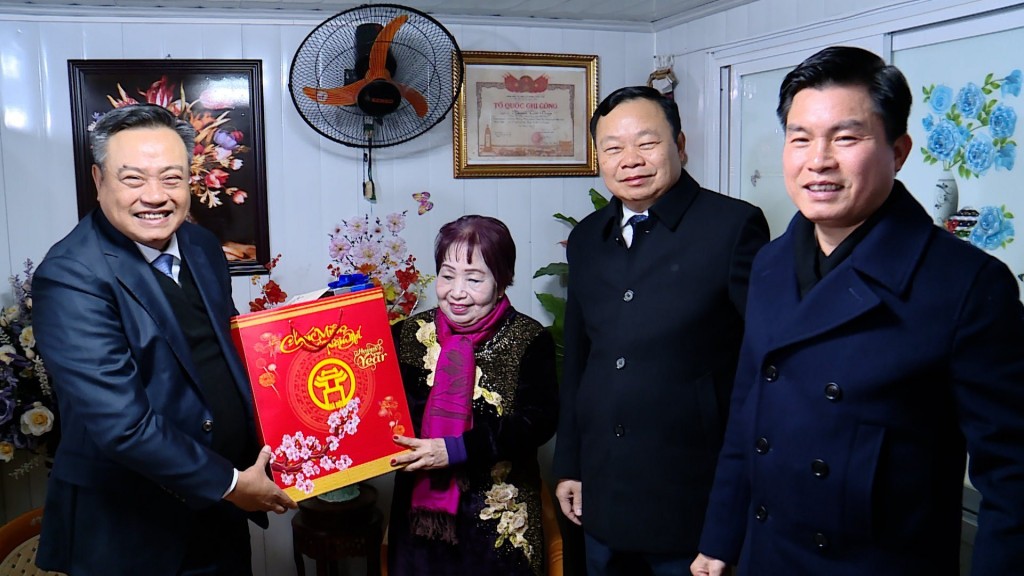 Chủ tịch UBND thành phố Hà Nội Trần Sỹ Thanh đã thăm hỏi, tặng quà và chúc Tết Bà mẹ Việt Nam anh hùng Nguyễn Kim Loan