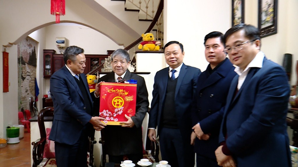 Chủ tịch UBND thành phố thăm hỏi, chúc tết đồng chí Trần Văn Triệu