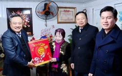 Chủ tịch UBND TP chúc Tết gia đình chính sách quận Đống Đa