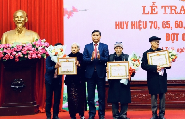 Trao Huy hiệu 70 năm tuổi Đảng tặng đảng viên huyện Thạch Thất