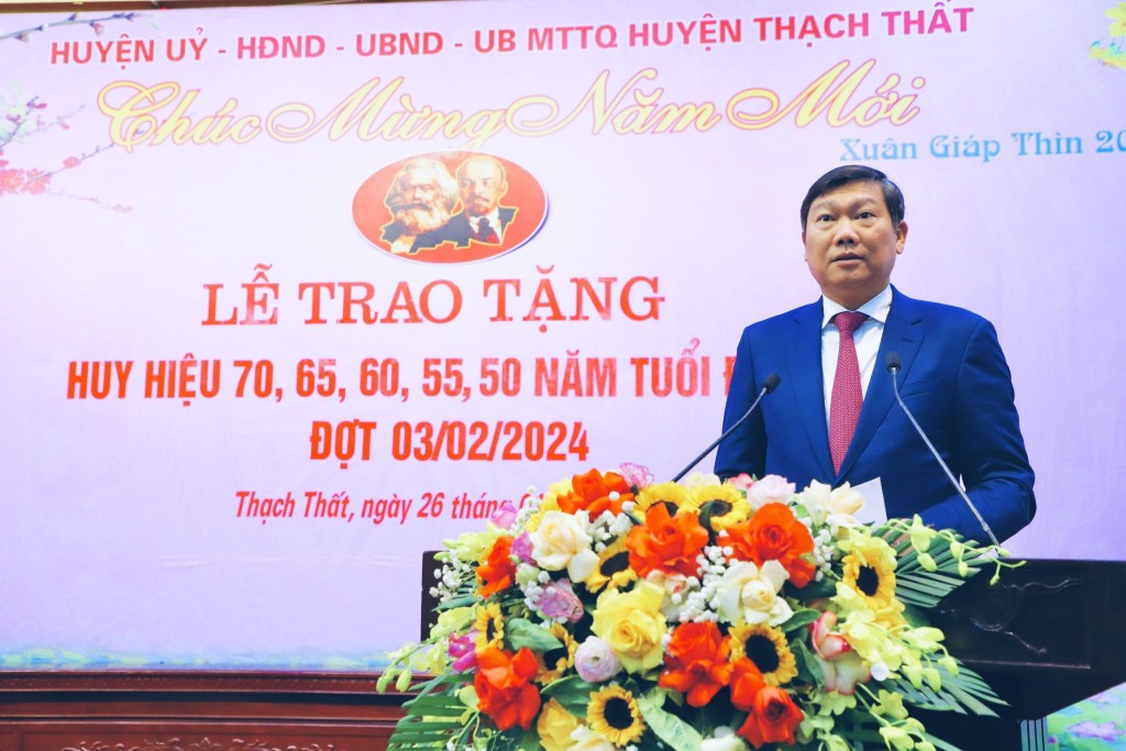 Trao Huy hiệu 70 năm tuổi Đảng tặng đảng viên huyện Thạch Thất