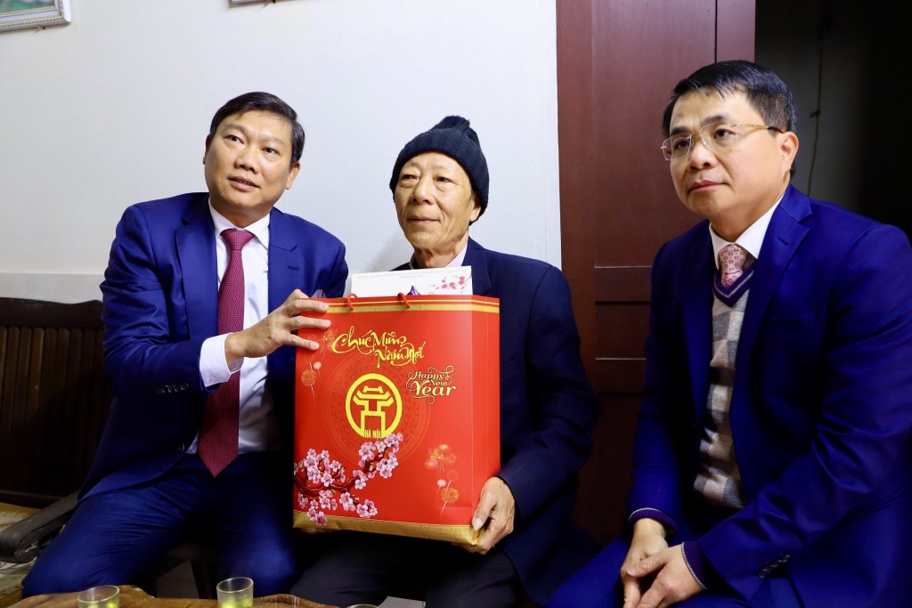 Tặng quà Tết gia đình chính sách huyện Thạch Thất