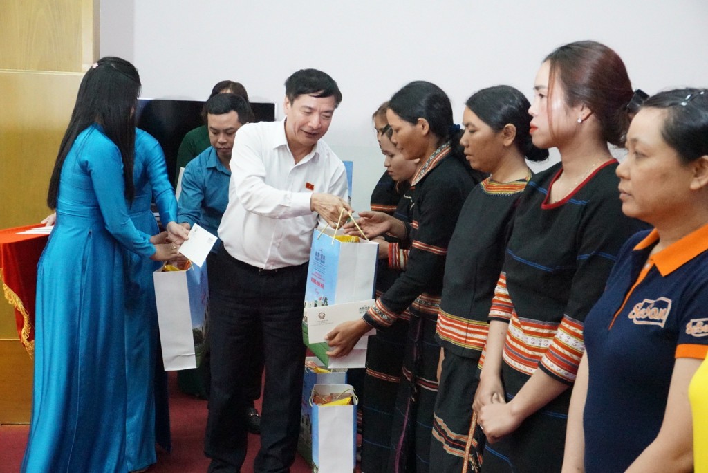 Chủ tịch Quốc hội trao quà Tết tới lao động khó khăn tại tỉnh Gia Lai