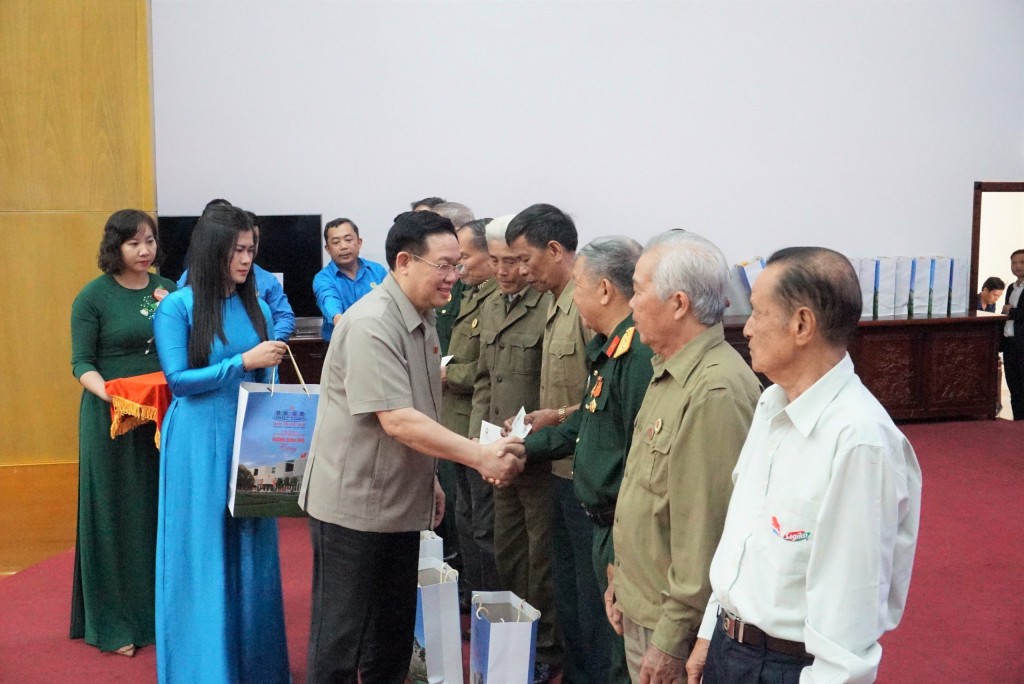 Chủ tịch Quốc hội trao quà Tết tới lao động khó khăn tại tỉnh Gia Lai