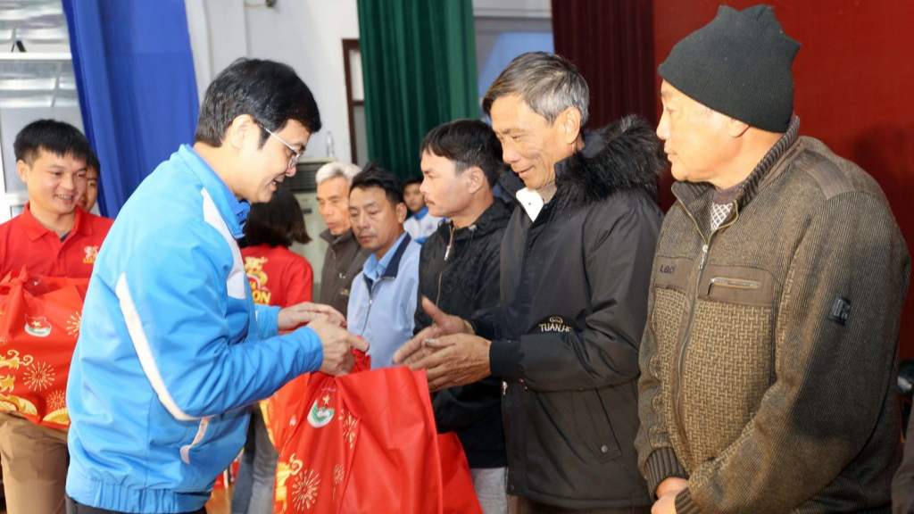 Qùa  “Tết sẻ chia” đến với gia đình chính sách tại Nghệ An