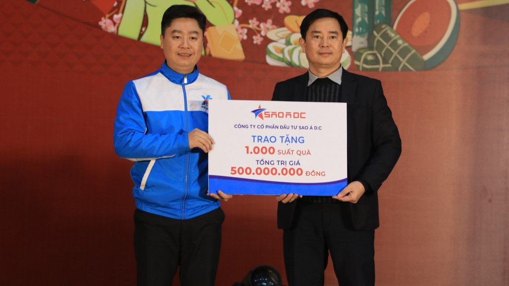 Đại diện Công ty cổ phần Đầu tư Sao Á D.C trao tặng 1.000 suất quà trị giá 500 triệu đồng cho người dân huyện Nghi Lộc và Yên Thành. Số quà này đã được trao đến tay người dân trong 2 ngày (25 - 26/1)