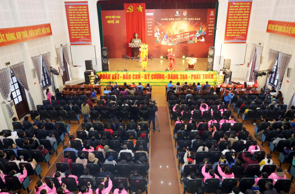 Quang cảnh Chương trình “Tết sẻ chia, năm Rồng khởi sắc” tại huyện Diễn Châu do Trung ương Đoàn Thanh niên Cộng sản Hồ Chí Minh phối hợp cùng SABECO tổ chức.