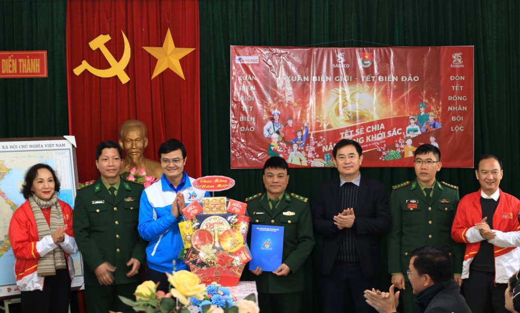 Ban tổ chức đã trao tặng phần quà và 20 triệu đồng tiền mặt cùng 10 bản đồ Việt Nam đến Đồn Biên phòng Diễn Thành.