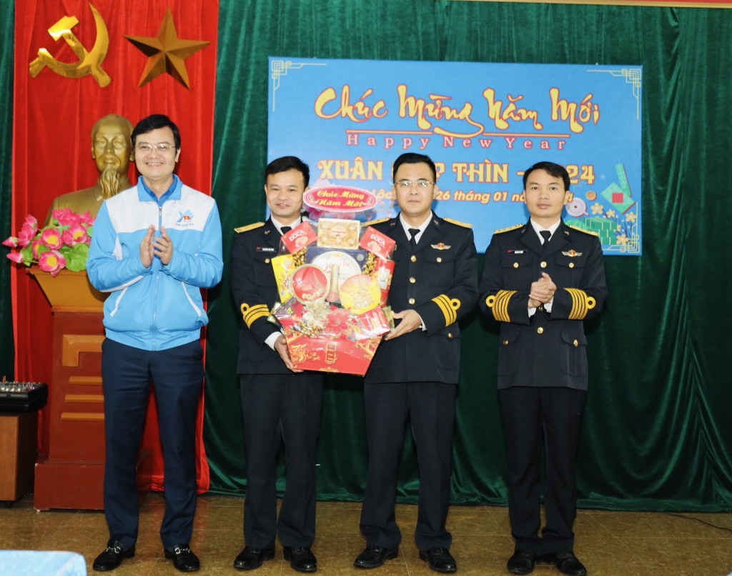 Trung ương Đoàn thăm, tặng quà Hải đội 137, xã Phúc Thọ, huyện Nghi Lộc.