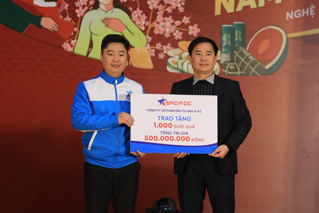 Đại diện Công ty cổ phần Đầu tư Sao Á D.C trao tặng 1.000 suất quà trị giá 500 triệu đồng cho người dân 2 huyện Nghi Lộc và Yên Thành. Số quà này đã được trao đến tay người dân trong 2 ngày (25 - 26/1).