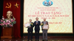 Đồng chí Nguyễn Ngọc Tuấn trao Huy hiệu Đảng tại quận Hoàn Kiếm