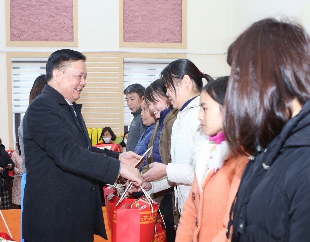 Bí thư Thành uỷ Hà Nội tặng quà hộ nghèo và người lao động
