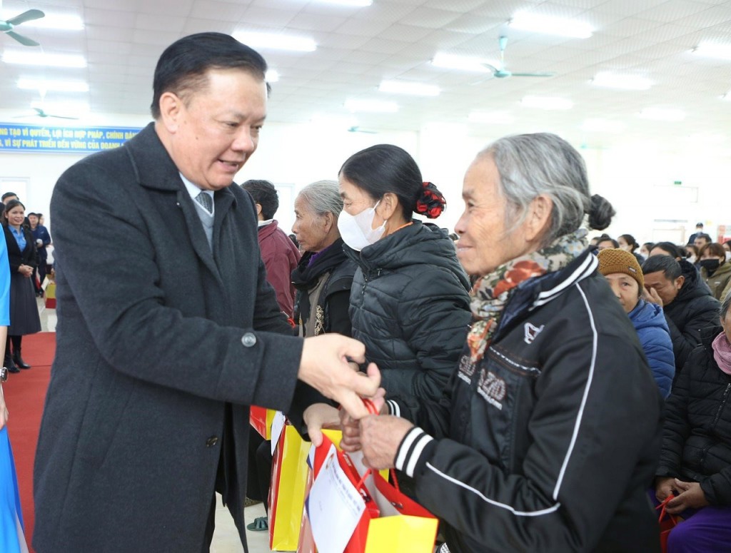 Bí thư Thành uỷ Hà Nội tặng quà hộ nghèo và người lao động