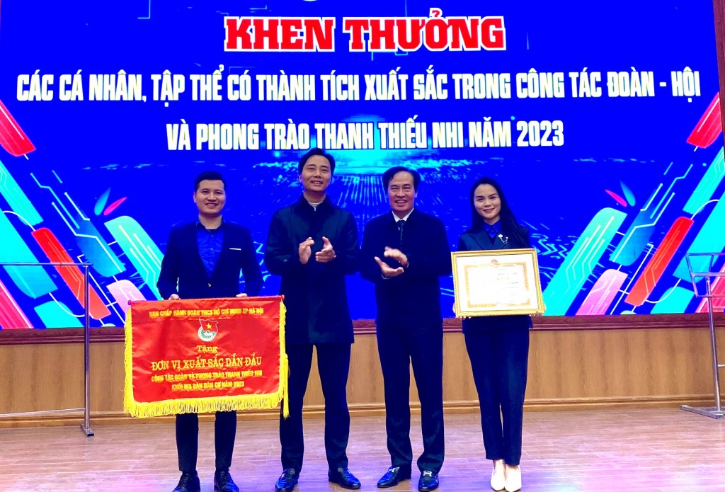 Đồng chí Nguyễn Đức Tiến, UVBCH Trung ương Đoàn, Phó Bí thư Thường trực Thành đoàn, Chủ tịch Hội Liên hiệp Thanh niên Việt Nam thành phố Hà Nội và đồng chí Nguyễn Anh Tuấn, Phó Bí thư Thường trực Quận uỷ Tây Hồ trao cờ 