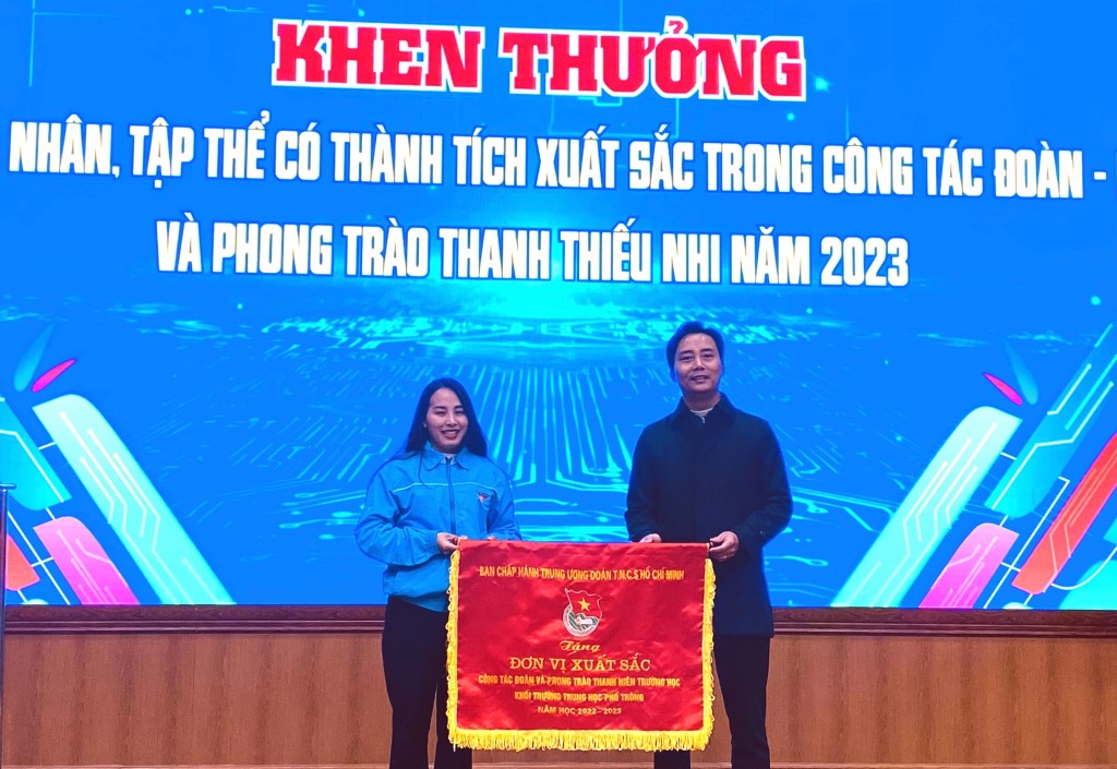 Đồng chí Nguyễn Đức Tiến, UVBCH Trung ương Đoàn, Phó Bí thư Thường trực Thành đoàn, Chủ tịch Hội Liên hiệp Thanh niên Việt Nam thành phố Hà Nội trao cờ của Trung ương Đoàn tặng đơn vị xuất sắc