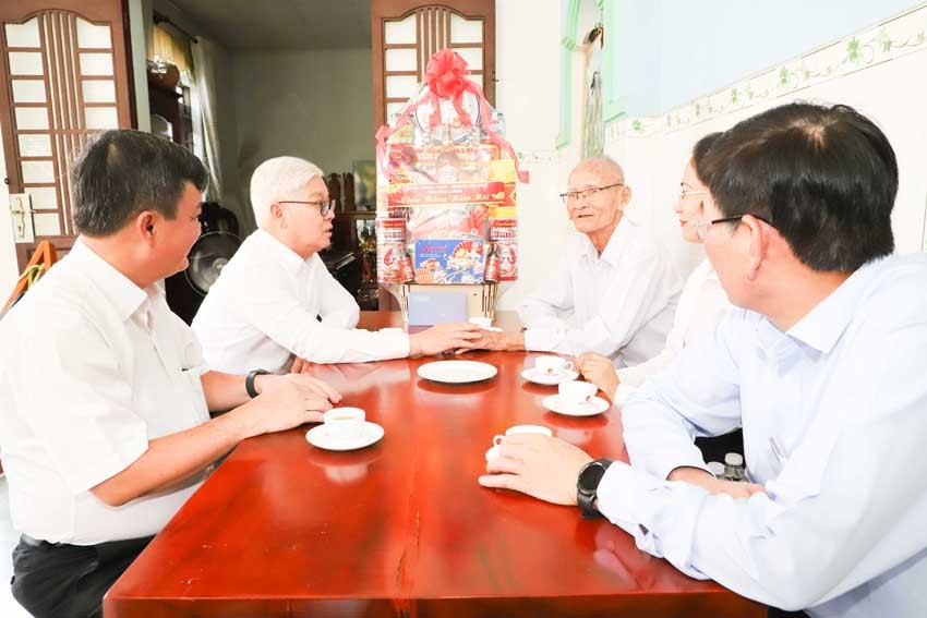 Đoàn công tác thăm, tặng quà các gia đình chính sách