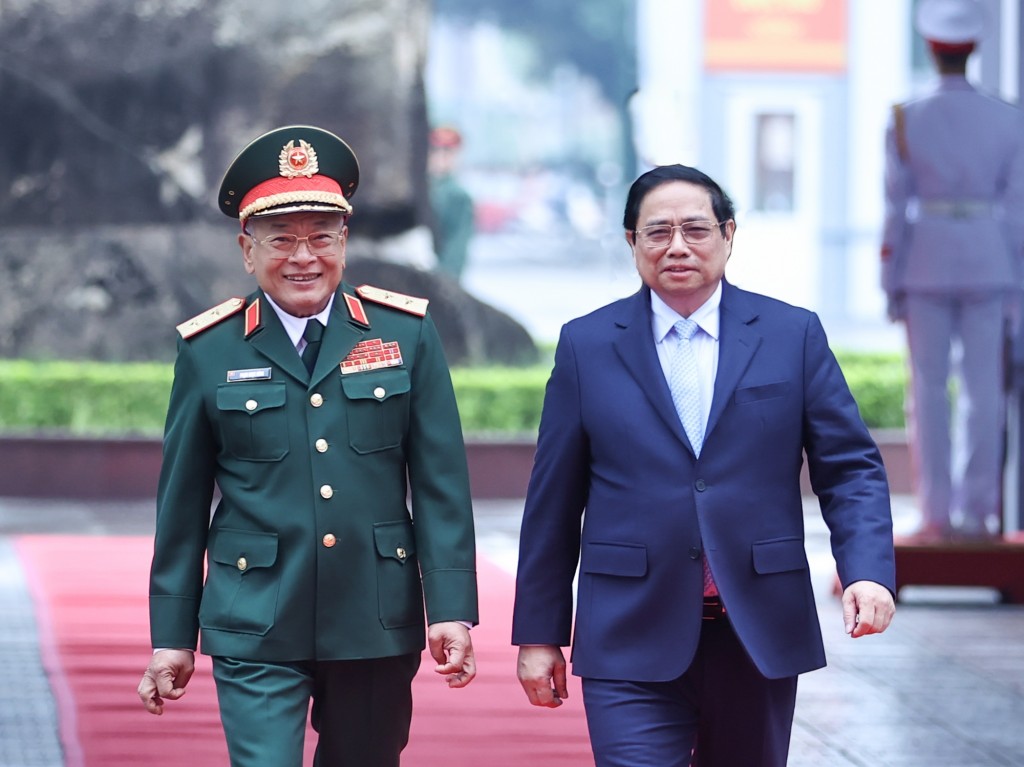 Lãnh đạo Tổng cục II, Bộ Quốc phòng đón Thủ tướng Phạm Minh Chính đến thăm - Ảnh: VGP/Nhật Bắc