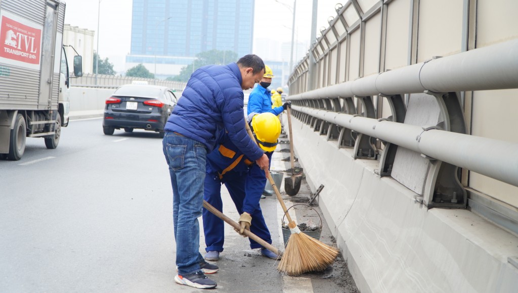 Tình nguyện dọn vệ sinh, thoát nước trên đường Vành đai 2 trên cao