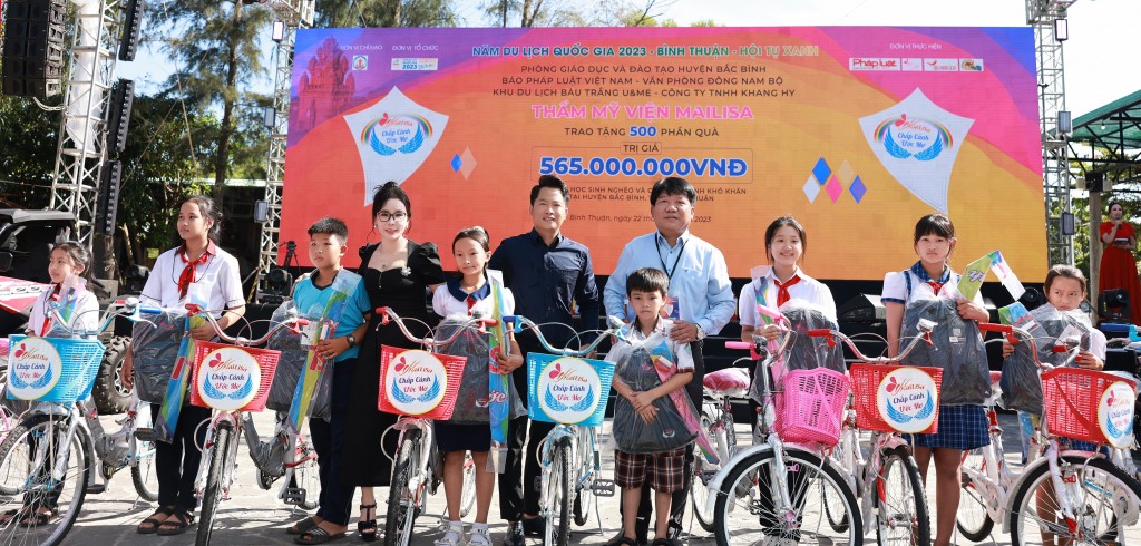 Mailisa trao quà từ thiện cho các em học sinh tại Bình Thuận