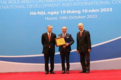 GSTS BS Nguyễn Duy Cương (ở giữa) vinh dự nhận Danh hiệu cao quý do Liên hiệp các Hội UNESCO Việt Nam trao tặng