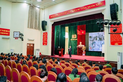 GSTS.BS. Nguyễn Duy Cương trong buổi gặp gỡ tại Đại học Phòng cháy chữa cháy