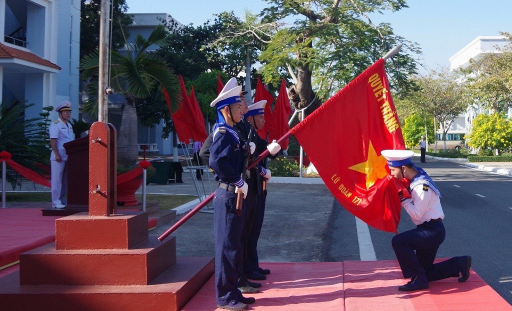 Quân nhân hoàn thành nghĩa vụ quân sự thực hiện nghi thức trong Lễ tiễn quân nhân xuất ngũ. (Ảnh: Anh Thơ)