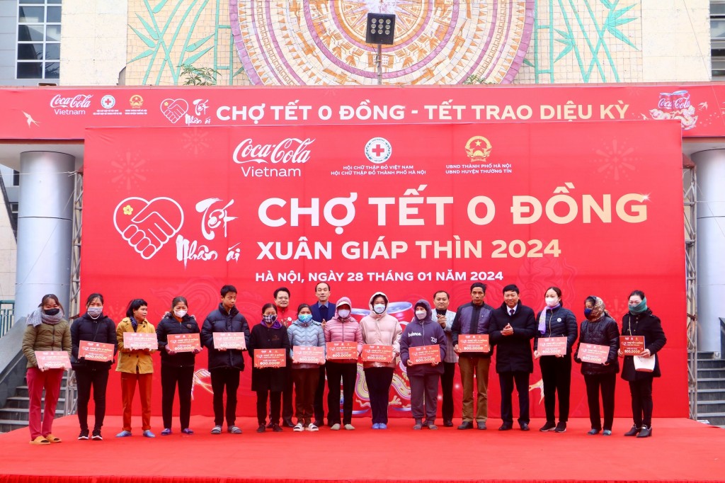 Đại diện Ban Tổ chức trao quà Tết tới người dân