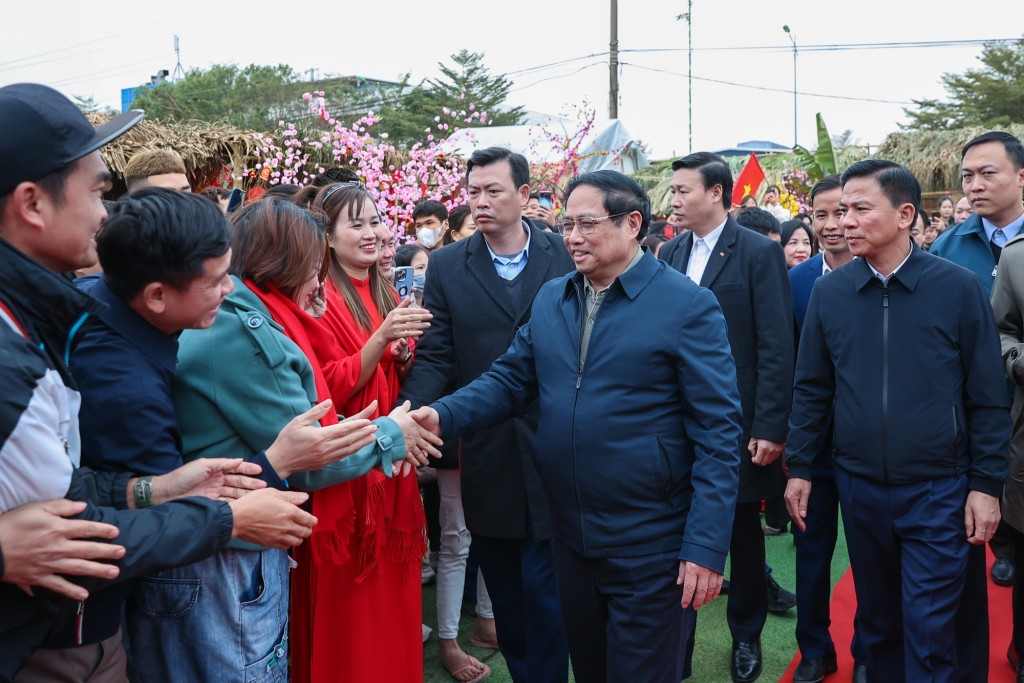 Thủ tướng Chính phủ Phạm Minh Chính chung vui cùng công nhân tỉnh Thanh Hóa trong chương trình Ngày hội Công nhân - Đón chào Xuân mới 2024 - Ảnh: VGP/Nhật Bắc