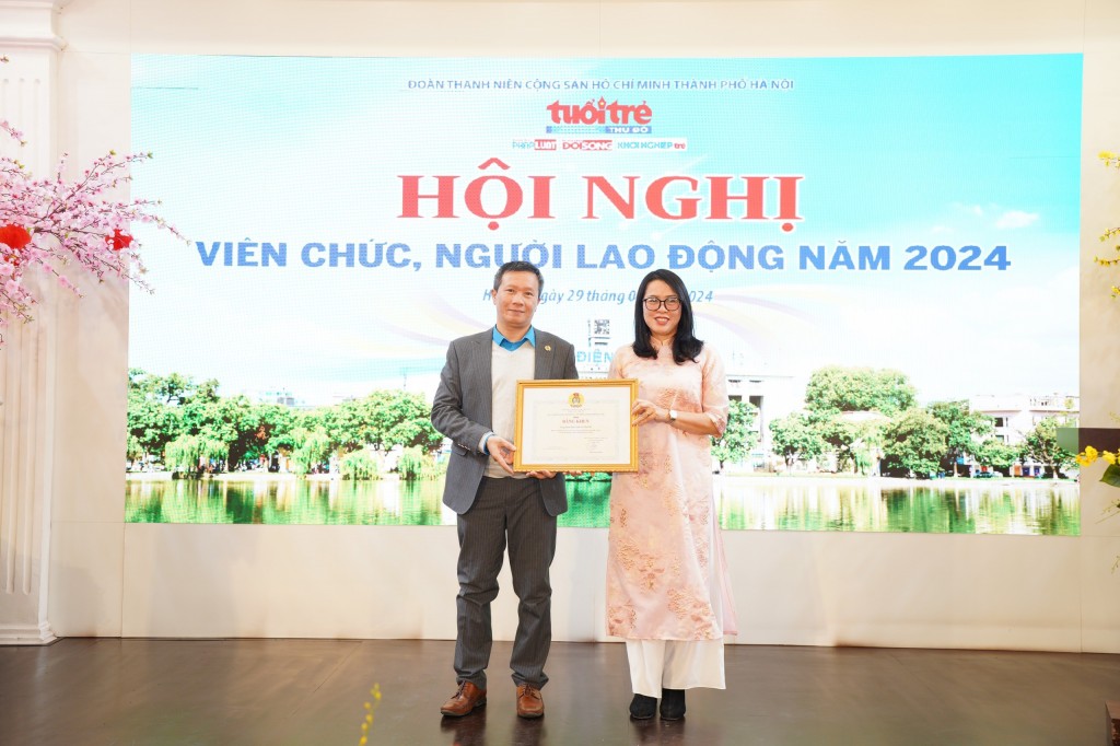 Liên đoàn Lao động quận Hoàn Kiếm tặng bằng khen tới báo Tuổi trẻ Thủ đô