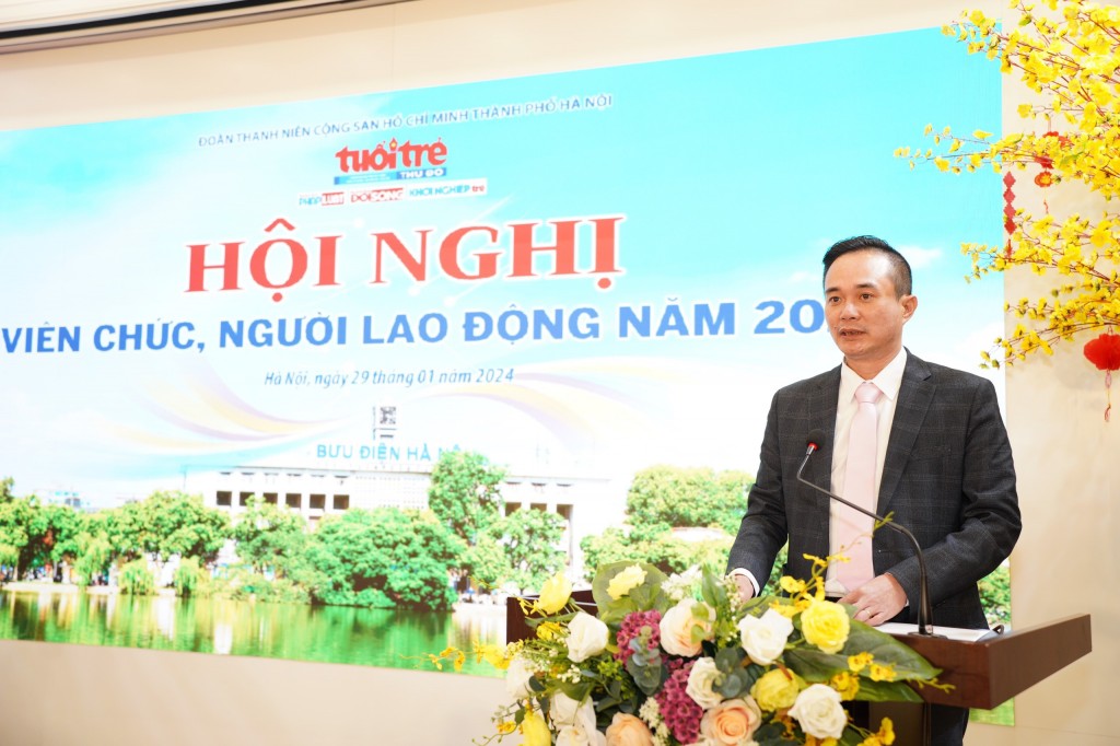 Đồng chí Ngô Vương Tuấn - Phó Bí thư Chi bộ, Phó Tổng Biên tập báo Tuổi trẻ Thủ đô trình bày 