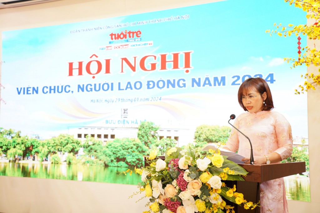 Đồng chí Nguyễn Thị Thu Phương - Ủy viên Ban Biên tập, Trưởng ban Thời sự bày tỏ niềm xúc động trước công tác lãnh đạo, chỉ đạo chăm lo đời sống cho người lao động của lãnh đạo báo Tuổi trẻ Thủ đô