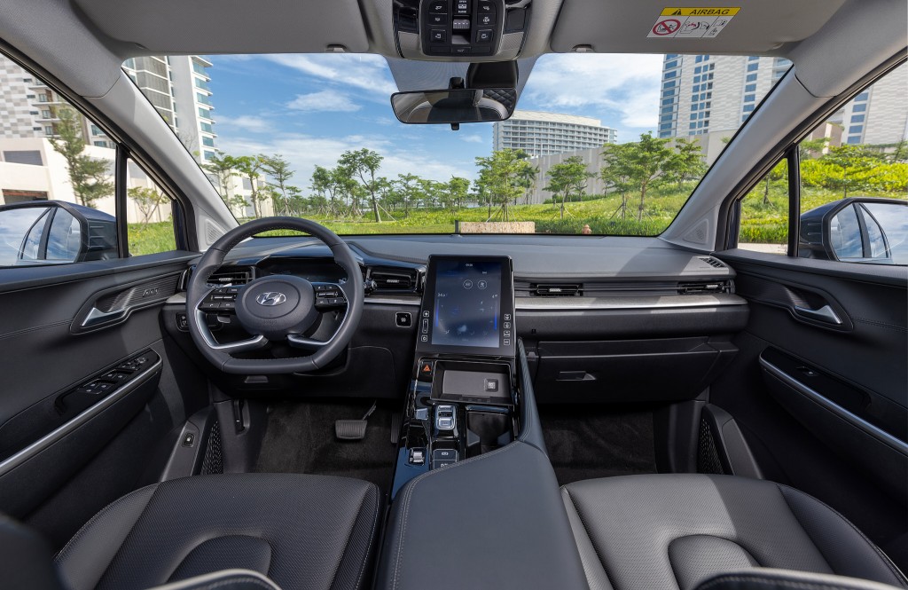 Lựa chọn MPV tầm trung: Toyota Innova Cross hay Hyundai Custin?