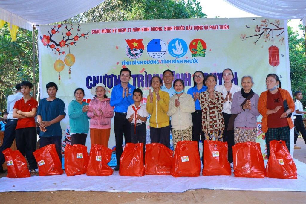 Đoàn công tác tỉnh Bình Dương trao các phần quà đến người dân, thanh thiếu nhi tại huyện Bù Gia Mập, tỉnh Bình Phước