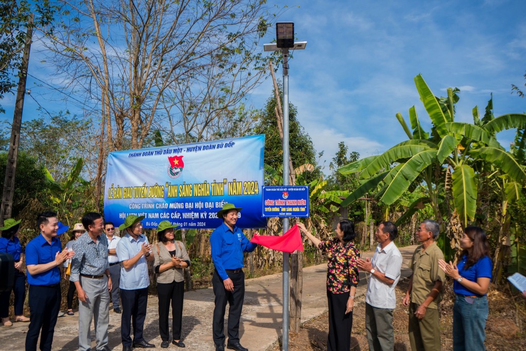 Khánh thành công trình thanh niên năm 2024 “Tuyến đường Ánh sáng nghĩa tình”