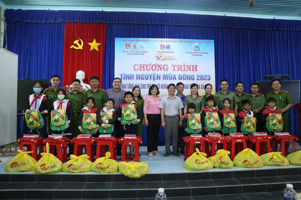 Ban Thanh niên Công an tỉnh tổ chức các hoạt động tình nguyện xã hội, thực hiện cuộc vận động “Nghĩa tình biên giới, biển đảo”, cuộc vận động “Tự hào một dải non sông” tại xã Suối Đá, huyện Dương Minh Châu, tỉnh Tây Ninh vào ngày 14/01/2024