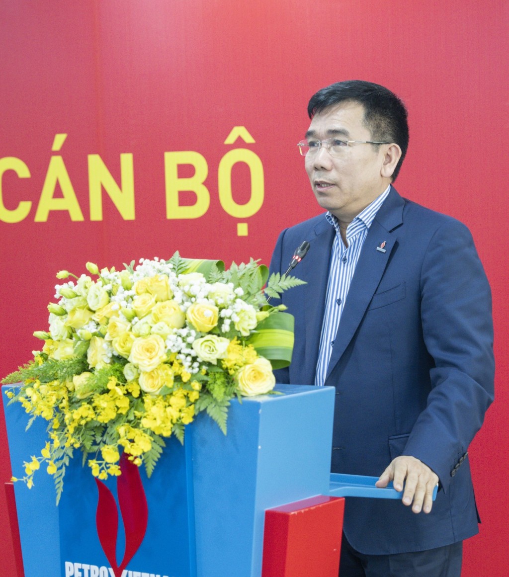 Đồng chí Lê Xuân Huyên – Ủy viên BTV Đảng ủy, Phó Tổng Giám đốc phụ trách Ban Điều hành Tập đoàn phát biểu tại buổi lễ