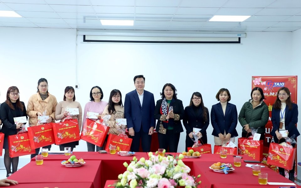 Đồng chí Nguyễn Thị Thu Thuỷ trao quà tặng cho người lao động tại Công ty Cổ phần Quản lý G7 Taxi