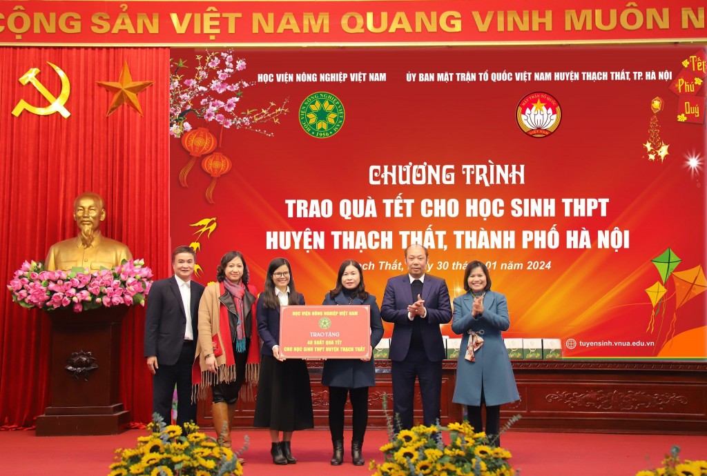 Đại diện Học viện Nông nghiệp Việt Nam trao quà cho tới lãnh đạo huyện Thạch Thất