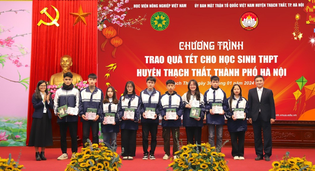 Đại diện Học viện Nông nghiệp Việt Nam trao quà cho học sinh vượt khó vươn lên trong học tập tại huyện thạch Thất