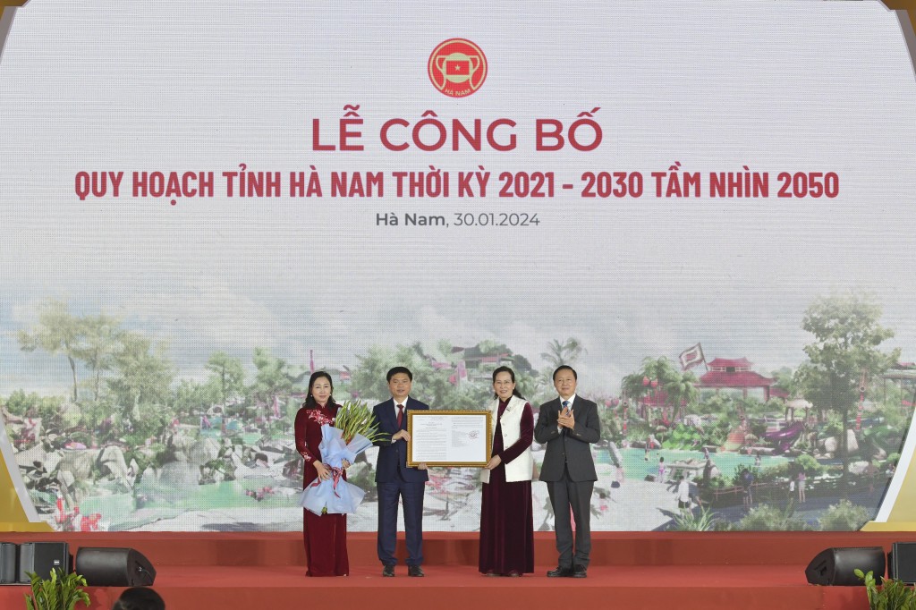 Phó Thủ tướng Chính phủ Trần Hồng Hà trao Quyết định phê duyệt Quy hoạch tỉnh Hà Nam thời kỳ 2021-2030, tầm nhìn đến năm 2050 cho các đồng chí Thường trực Tỉnh ủy Hà Nam.
