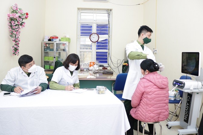 Khám sức khỏe cho người dân xã Phú Sơn tại buổi khám bệnh.