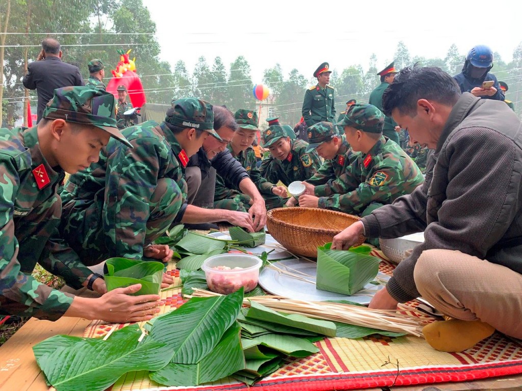 Cán bộ, chiến sĩ Bộ Tư lệnh Thủ đô cùng nhân dân xã Phú Sơn thi gói bánh chưng