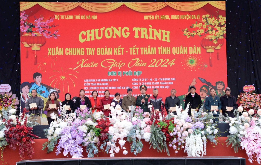 Lãnh đạo Bộ Tư lệnh Thủ đô và các nhà tài trợ tặng quà cho các hộ có hoàn cảnh khó khăn của xã Phú Sơn