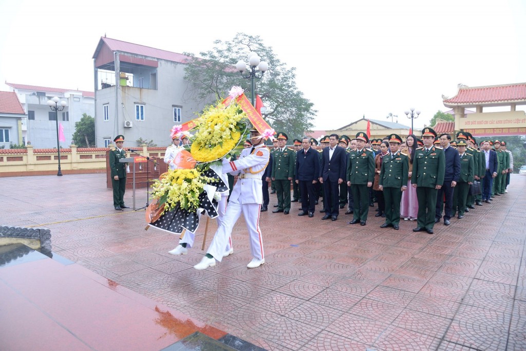 Các đại biểu và nhân dân tham gia viếng Nghĩa trang liệt sĩ xã Phú Sơn
