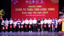 TP HCM: Tặng quà cho sinh viên không thể về quê đón Tết