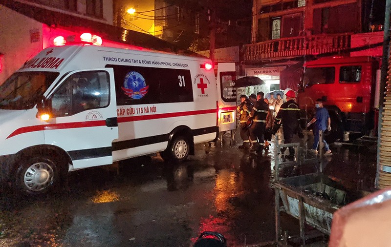 Lực lượng chức năng nỗ lực cứu chữa các nạn nhân trong vụ cháy chung cư mini 9 tầng ở Khương Hạ, quận Thanh Xuân