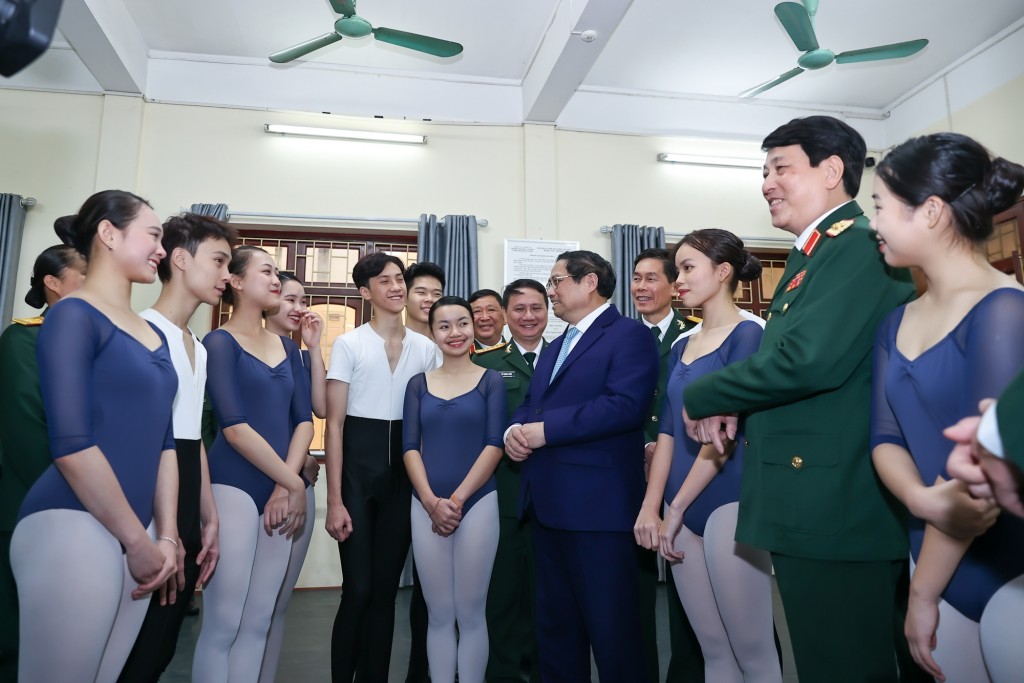 Thủ tướng thăm các phòng chức năng và trò chuyện với cán bộ, giảng viên, học viên, chiến sĩ Trường Đại học Văn hóa nghệ thuật Quân đội - Ảnh: VGP/Nhật Bắc