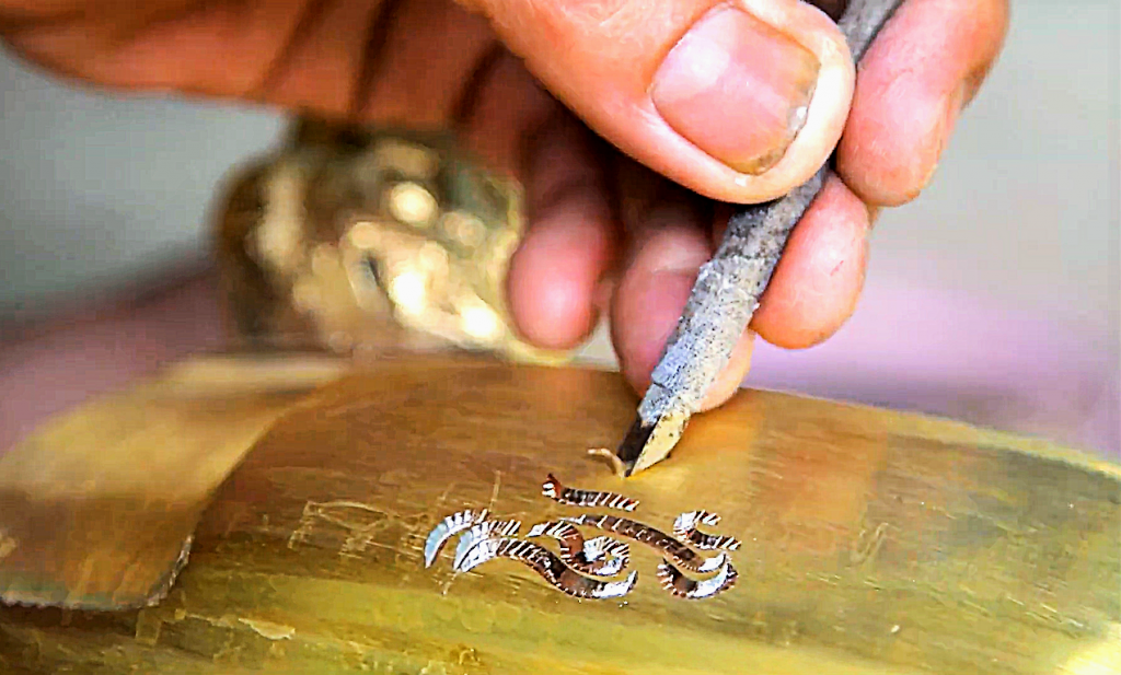 Để chạm khắc hoa văn trên lư đồng cần những đôi bàn tay khéo léo, tỉ mẩn của người thợ 