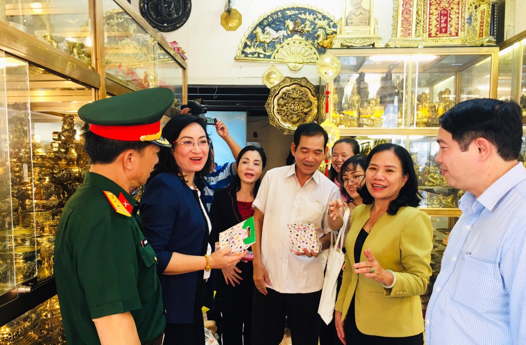 Bà Phan Thị Thắng, nguyên Phó Chủ tịch UBND TP Hồ Chí Minh cùng lãnh đạo Sở Du lịch TP, UBND quận Gò Vấp tham quan cơ sở lư đồng Năm Toàn 